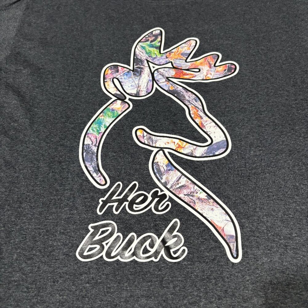 Her Buck Graphic T-Shirt Size L Dark Gray Camo Deer Buck Hunt Outdoor Nature - Picture 3 of 6